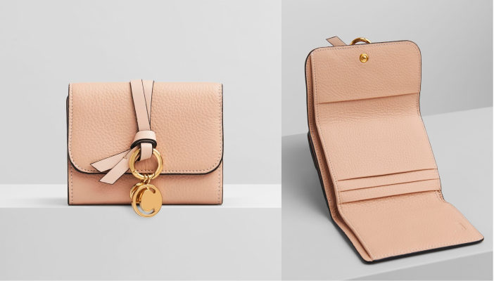 Chloe 銀包雖然尺寸細小，但三摺的設計可整齊收納鈔票及硬幣，卡片位亦充足。加上擁有網紅熱捧 Nile 半圓手環袋獨有的 C 字吊牌，更添這份禮物的時尚感。 ===============